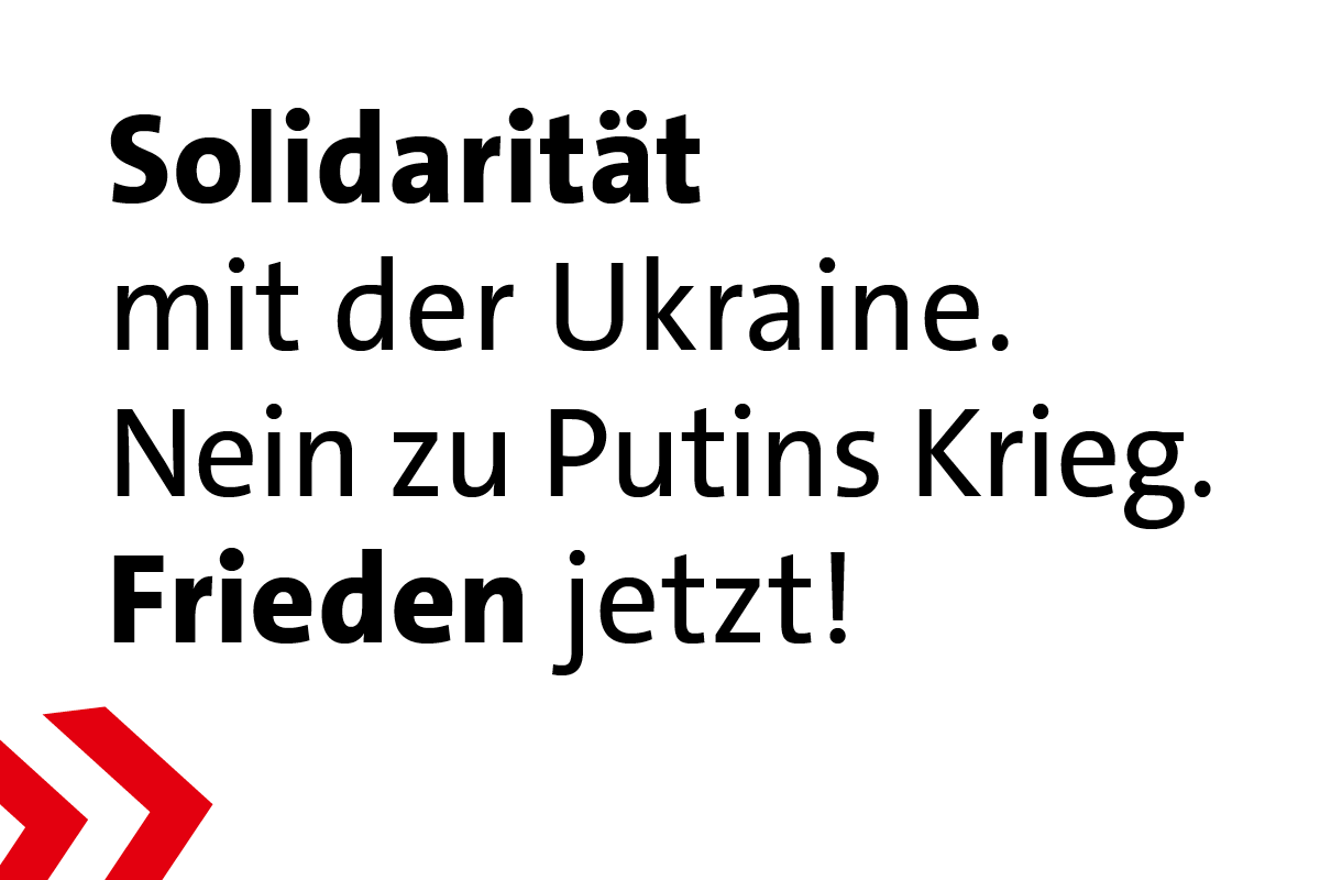 Banner: Solidarität mit der Ukraine. Nein zu Putins Krieg. Frieden jetzt!