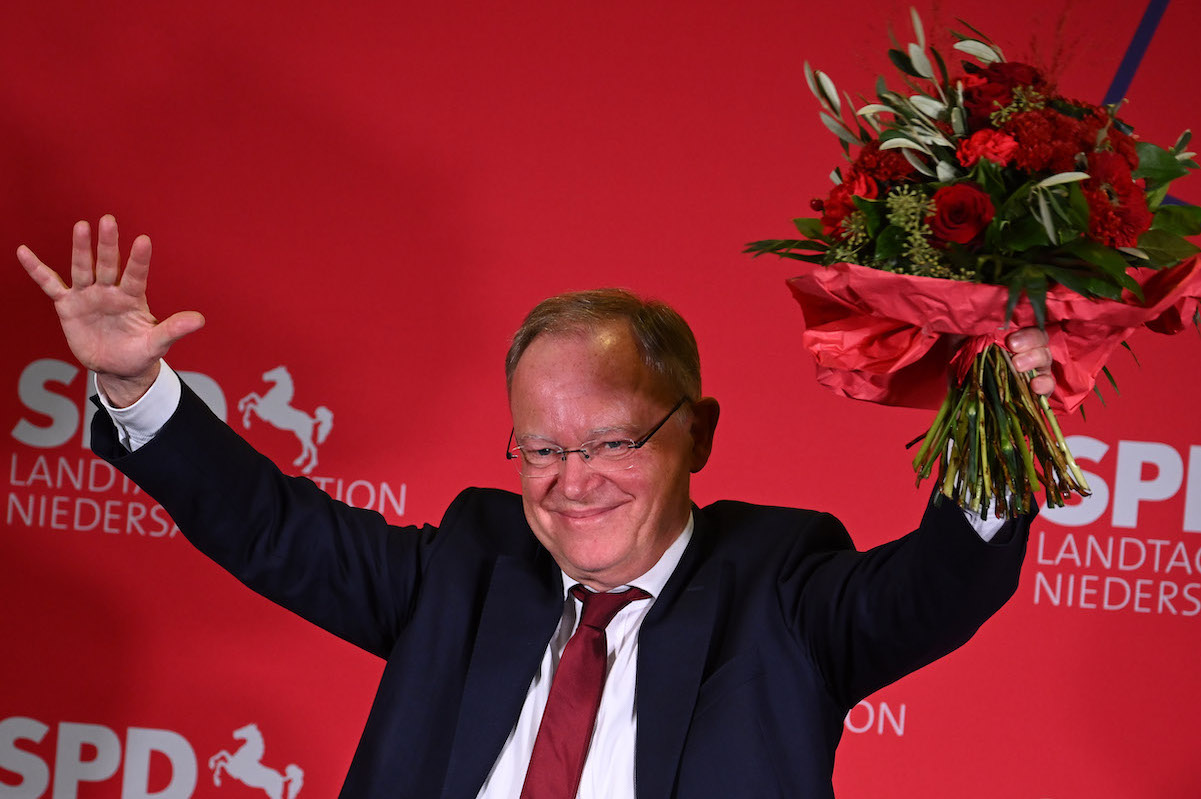 Foto: Stephan Weil winkt mit Blumenstrauß in der Hand am Wahlabend seinen Anhängern zu