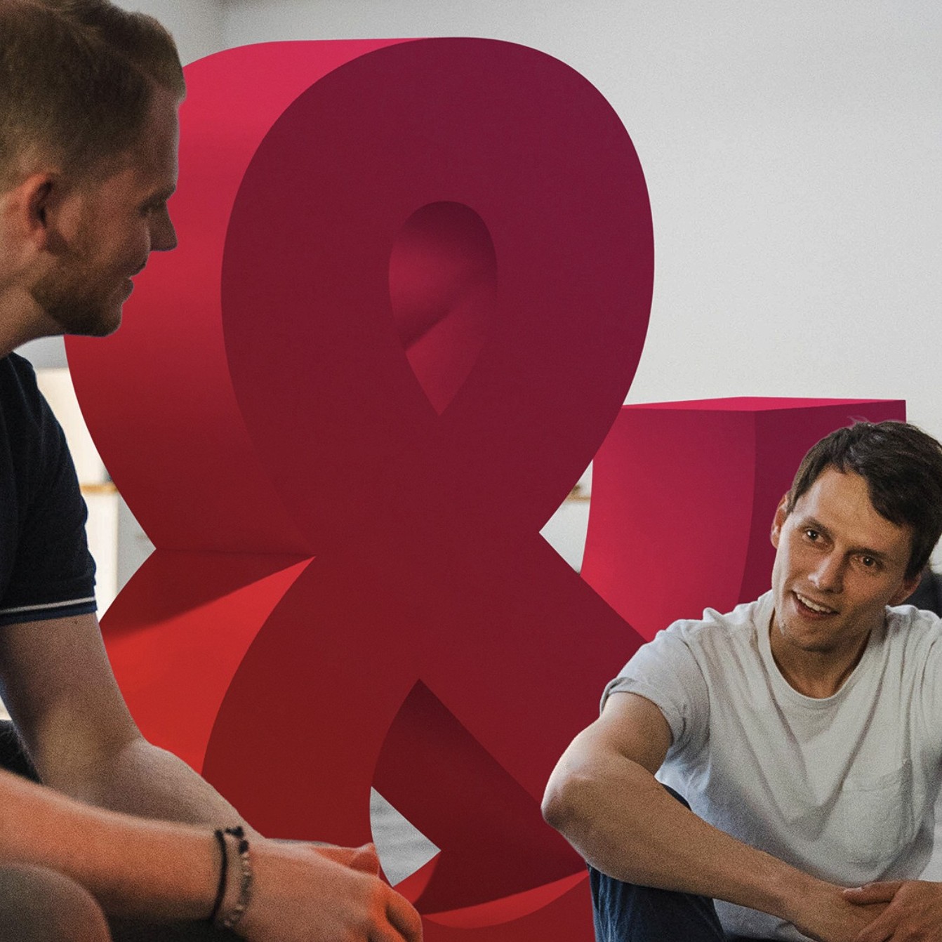 Foto: Tim Klüssendorf im Gespräch mit jungem Mann; im Hintergrund ein stilisiertes &-Zeichen als Symbol für Zusammenhalt