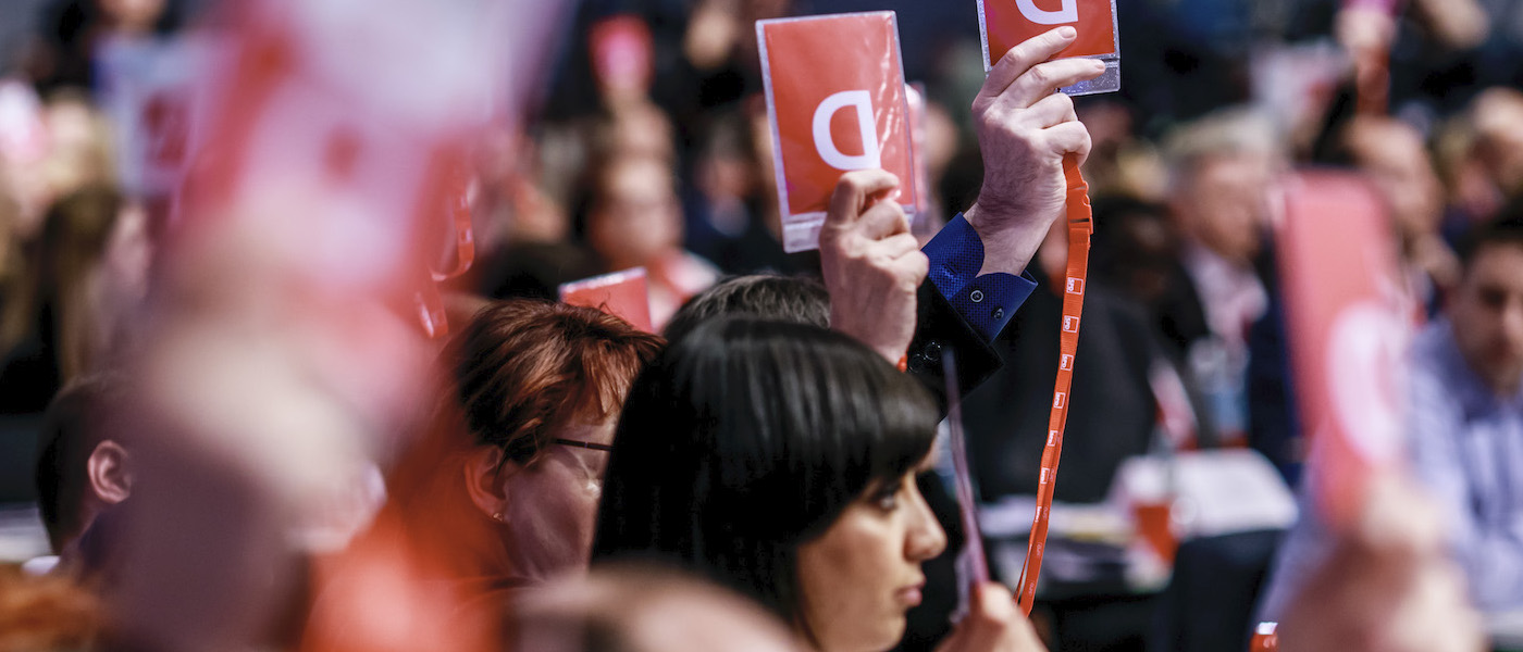 Foto: Delegierte stimmen bei SPD-Parteitag ab