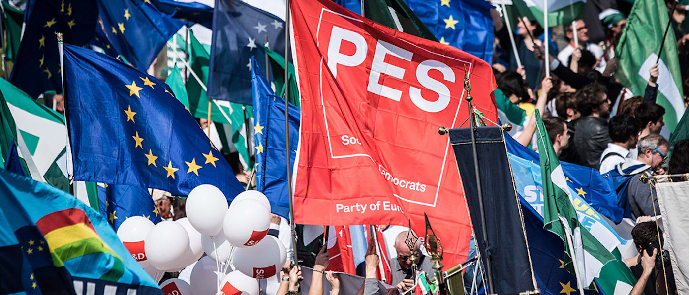 Foto: PES-Fahne wird bei proeuropäischer Demonstration geschwenkt