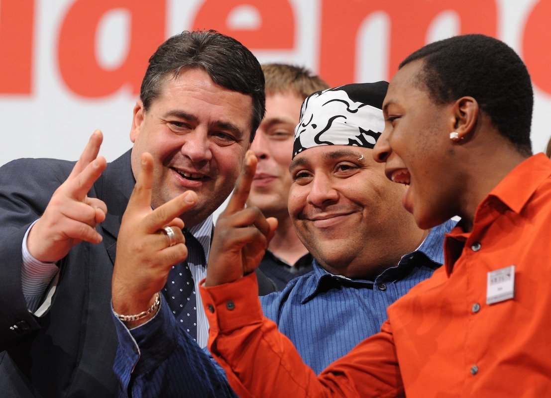 Foto: Sigmar Gabriel mit den Wilhelm-Dröscher-Preisträgern beim Bundesparteitag 2009 in Dresden