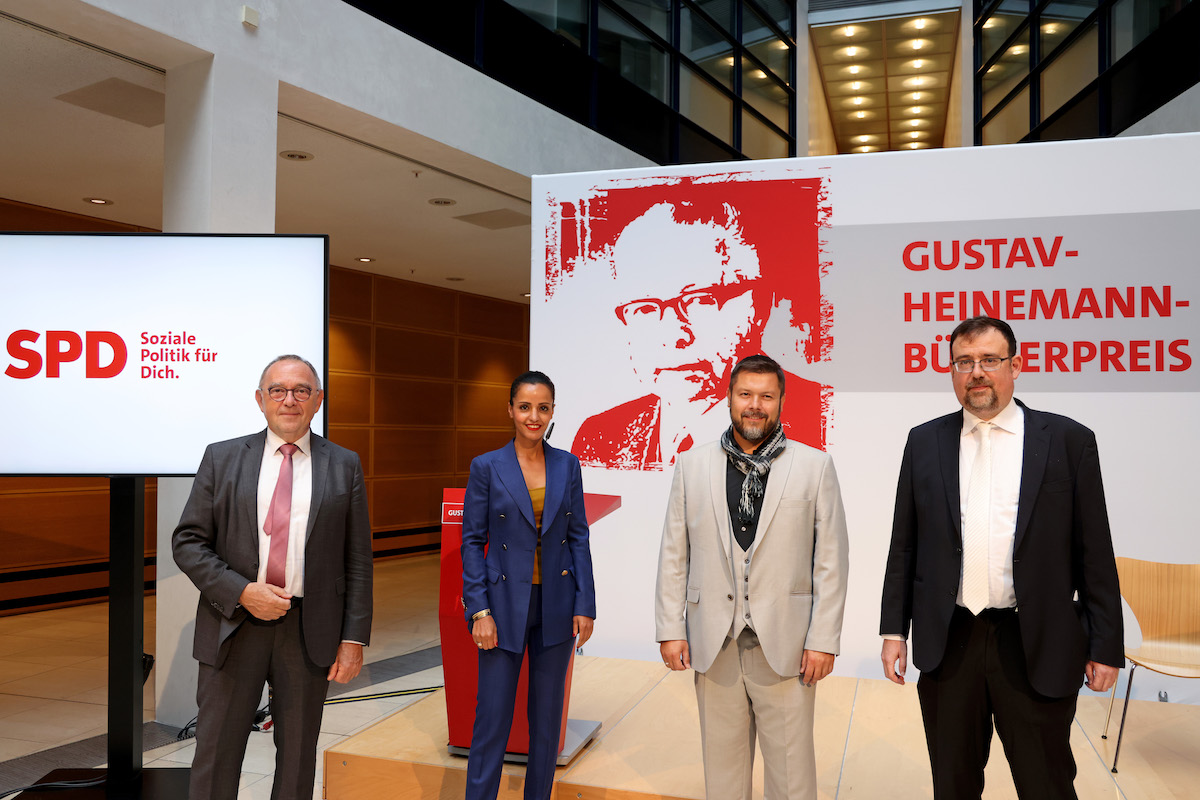 Foto: Norbert Walter-Borjans und Sawsan Chebli mit den Preisträgern des Gustav-Heinemann-Bürgerpreises 2021