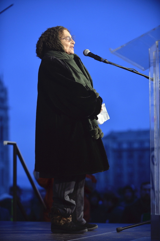 Foto: Agnes Heller spricht auf einer Anti-Regierungs-Demonstration in Budapest 2015