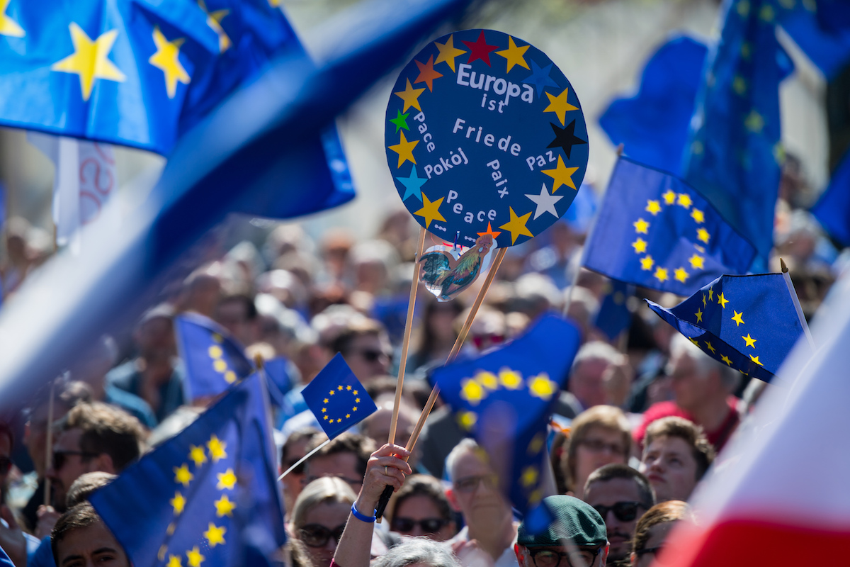 Foto: Teilnehmerin einer "Pulse of Europe"-Veranstaltung hält ein Schild mit der Aufschrift "Europa ist Friede" in die Höhe.