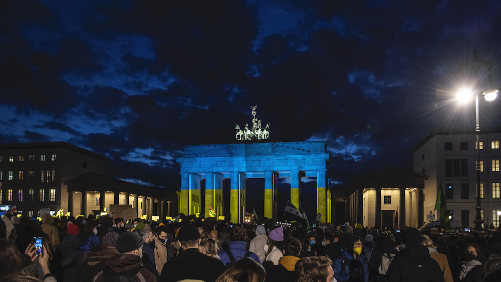 Foto: Das Brandenburger Tor wird bei einer Solidaritäts-Demonstration für die Ukraine in den Farben der Ukraine angeleuchtet