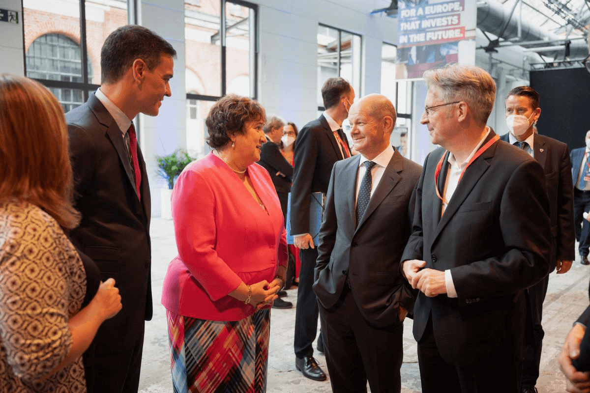 Foto: Olaf Scholz mit Achim Post und Pedro Sánchez am Rande des SPE-Kongresses in Berlin