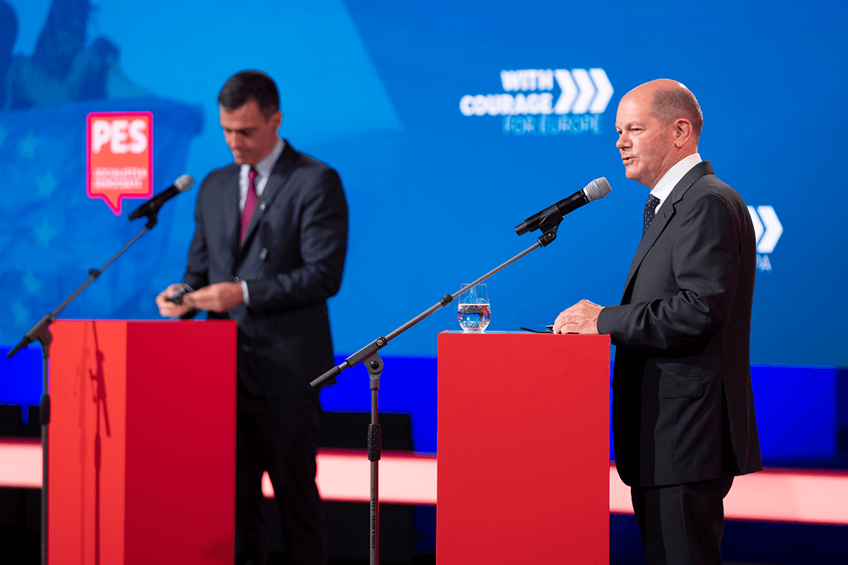 Foto: Olaf Scholz mit Pedro Sánchez auf der Bühne der SPE-Konferenz