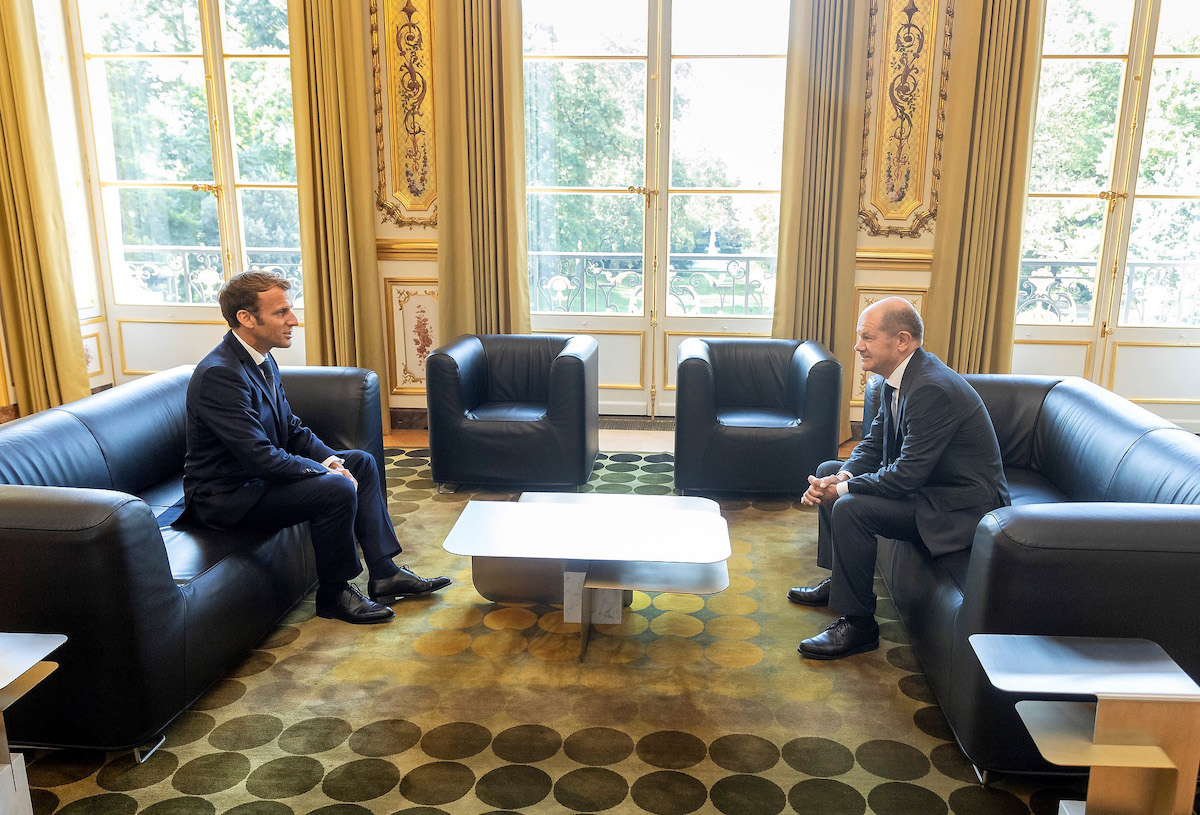 Foto: Emmanuel Macron (l) spricht mit Olaf Scholz im Elysee-Palast