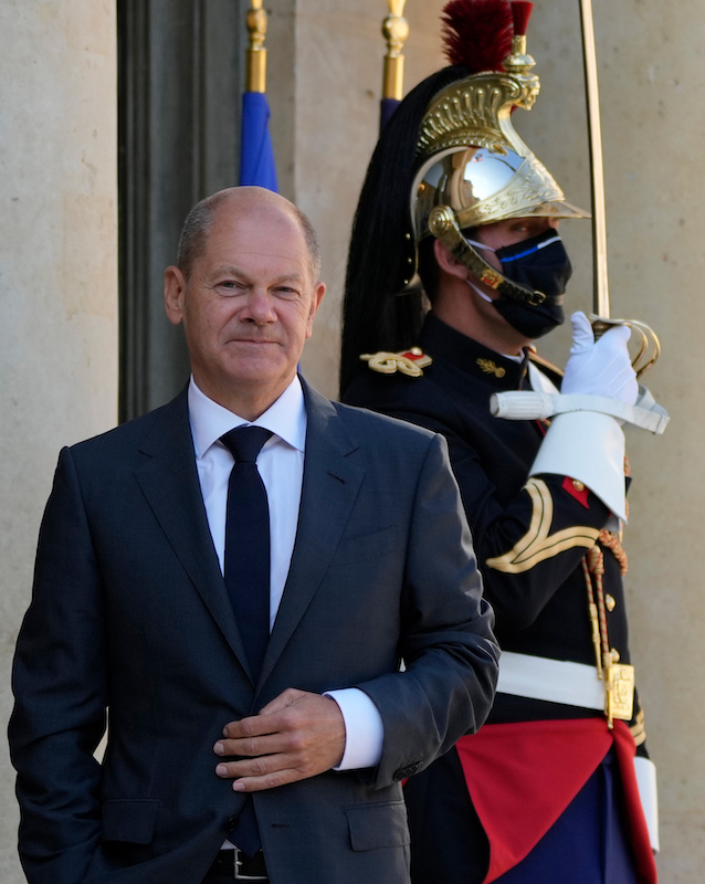 Foto: Olaf Scholz steht bei seiner Ankunft vor dem Elysee-Palast.