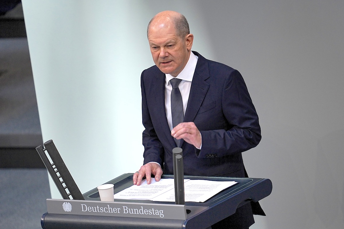 Foto: Olaf Scholz spricht im Bundestag