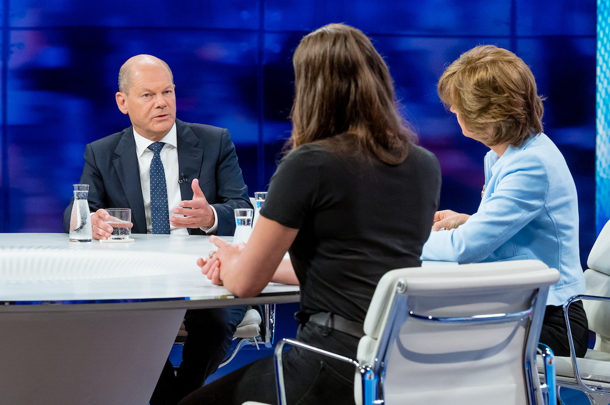 Foto: Olaf Scholz im Gespräch mit Bürgern bei Maybritt Illner