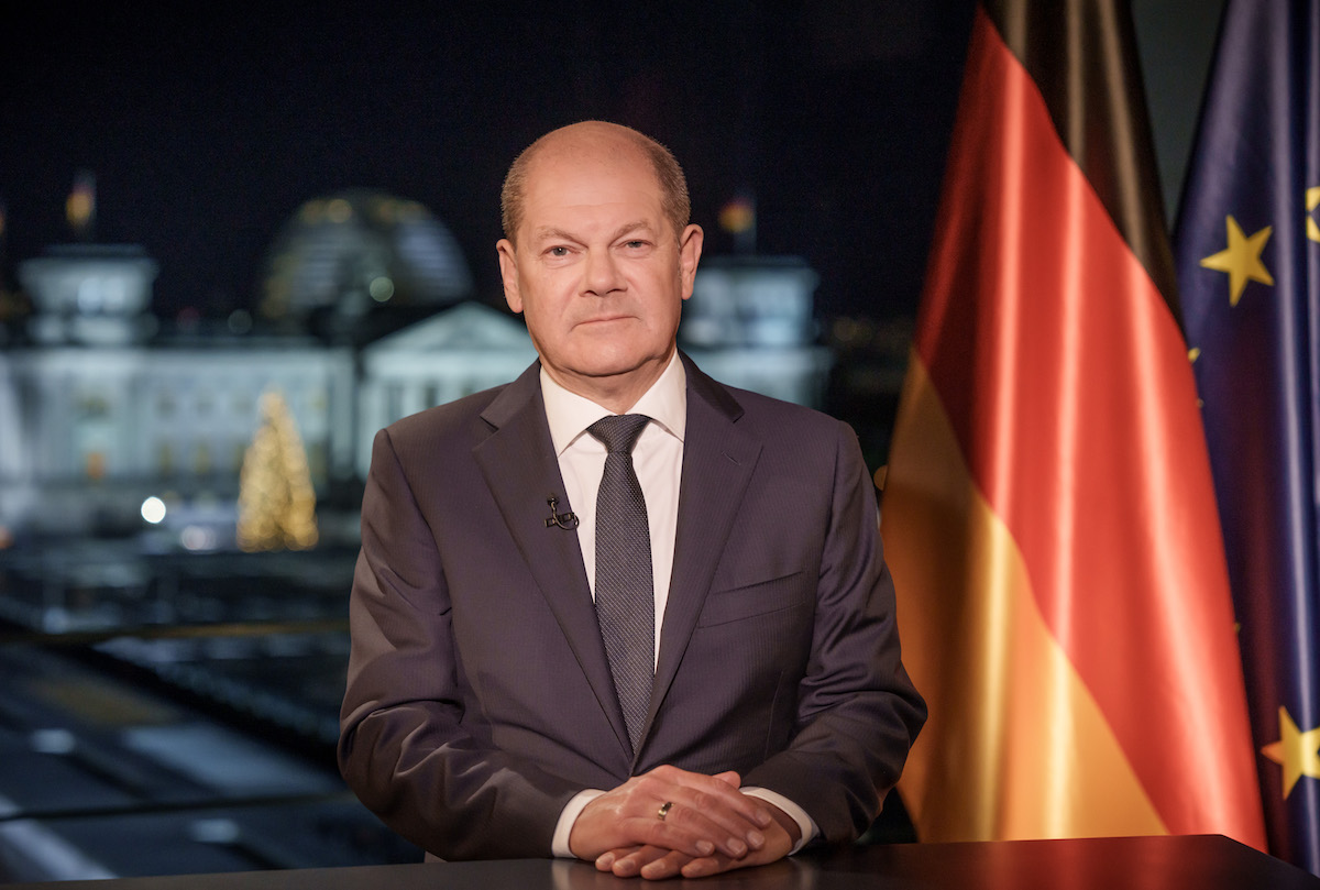 Foto: Olaf Scholz sitzt bei der Aufzeichnung der Neujahrsansprache im Kanzleramt