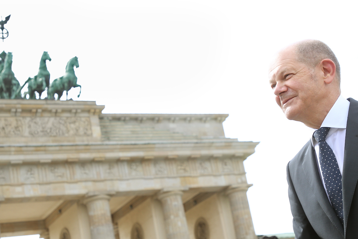 Foto: Olaf Scholz vor dem Brandenburger Tor