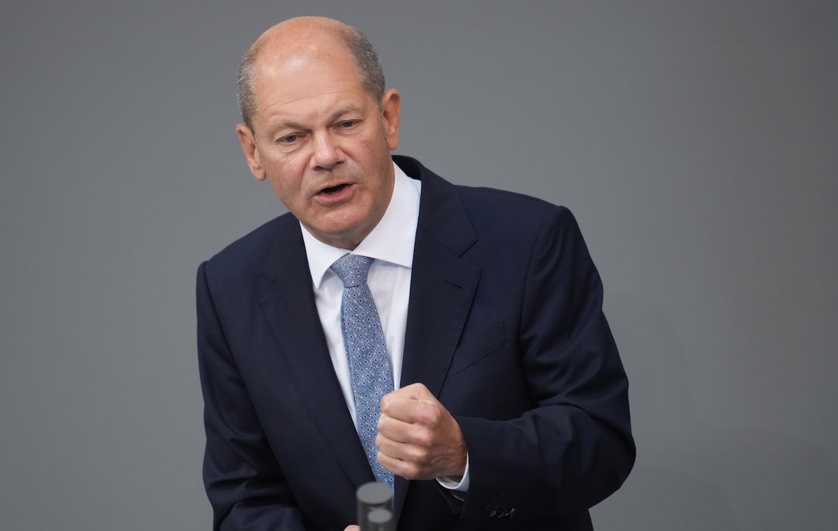 Foto: Olaf Scholz spricht im Bundestag