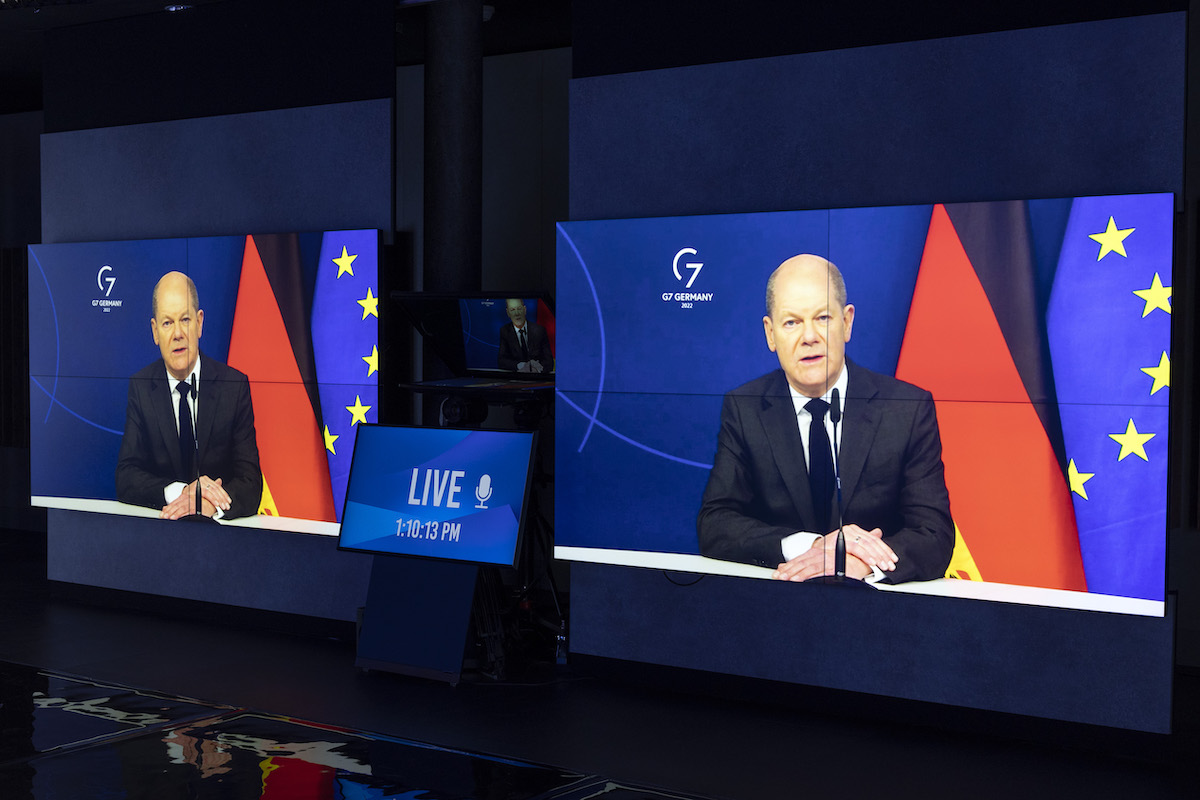 Foto: Monitore zeigen Olaf Scholz bei seiner Rede während des Weltwirtschaftsforums Davos Agenda 2022.