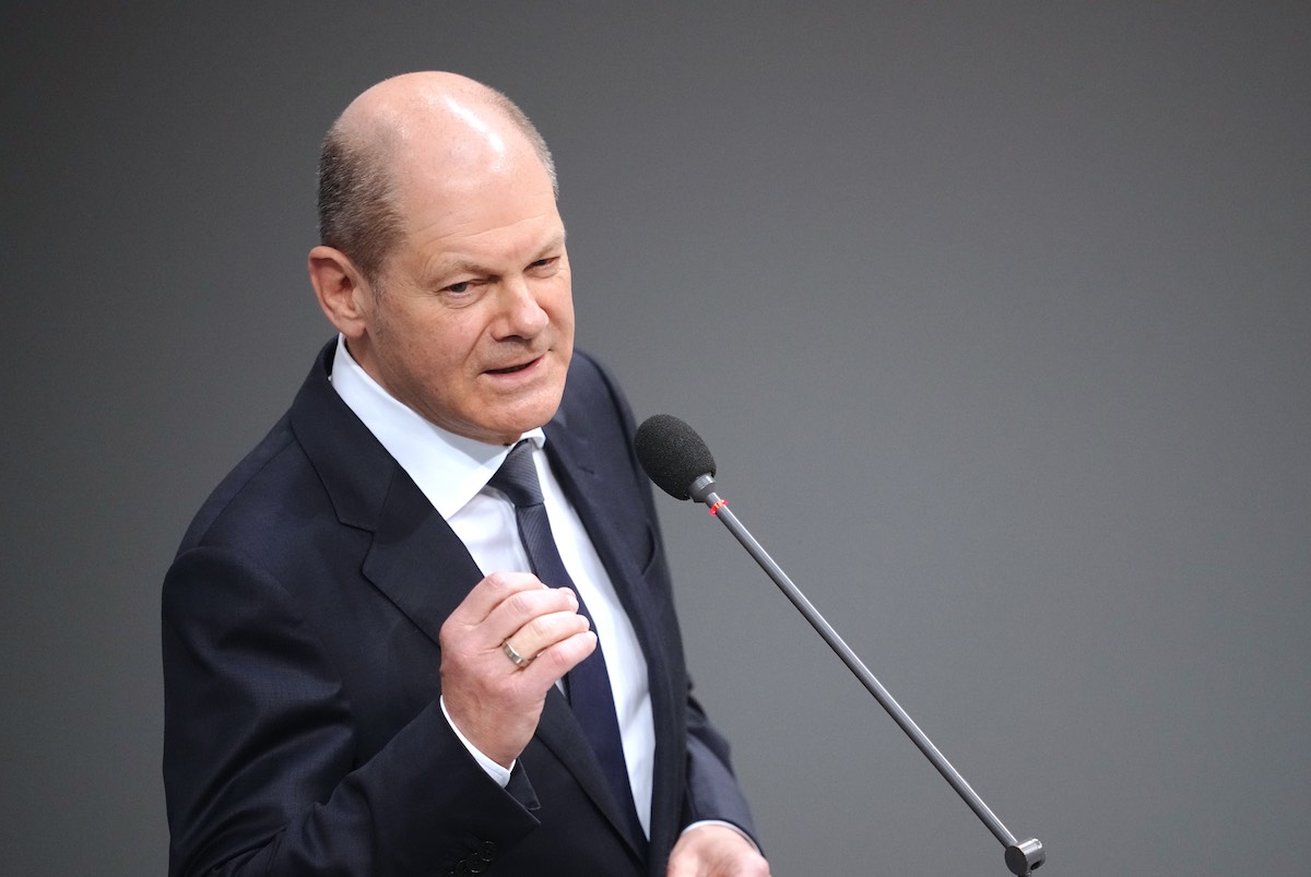 Foto: Olaf Scholz spricht im Bundestag