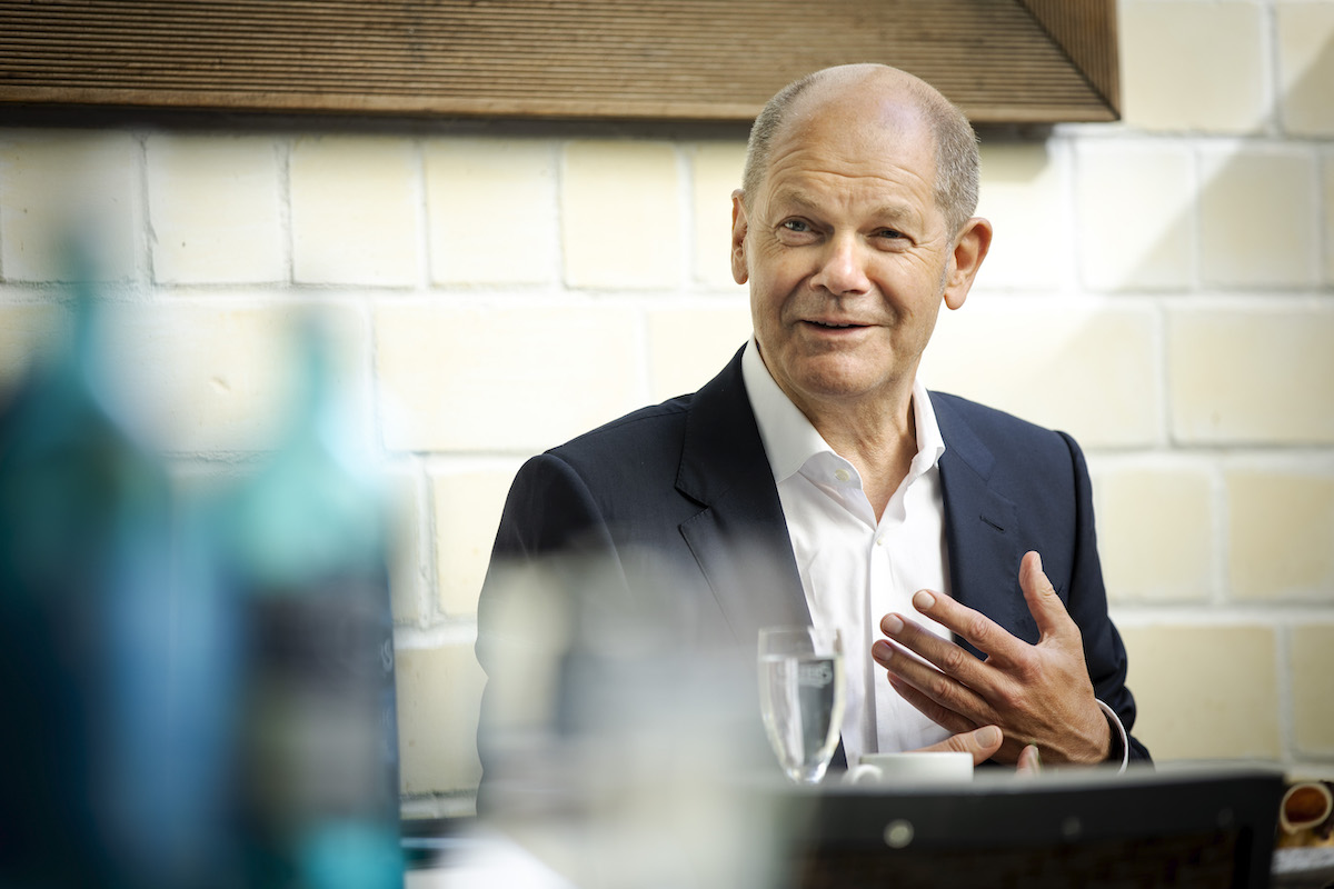 Foto: Olaf Scholz im Gespräch