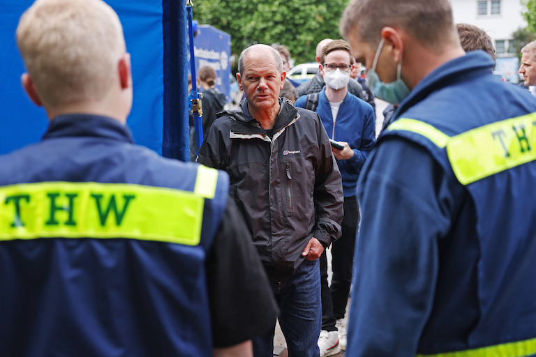 Foto: Olaf Scholz spricht mit THW-Helfern in Gemünd