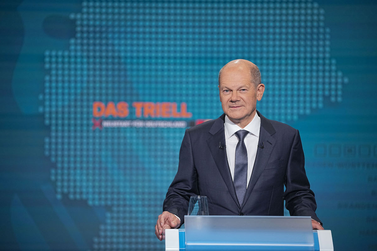 Foto: Olaf Scholz steht vor der Sendung im Fernseh-Studio in Berlin-Adlershof. 