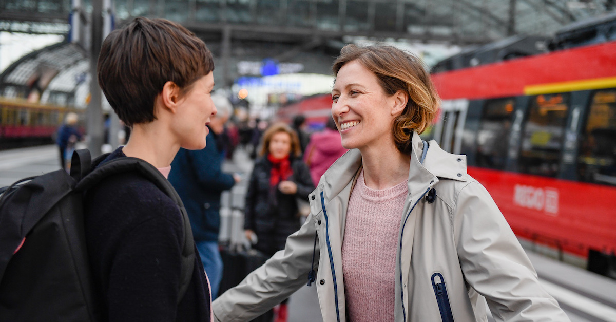 Foto: Freundinnen begrüßen sich auf Bahnsteig im Hauptbahnhof Berlin