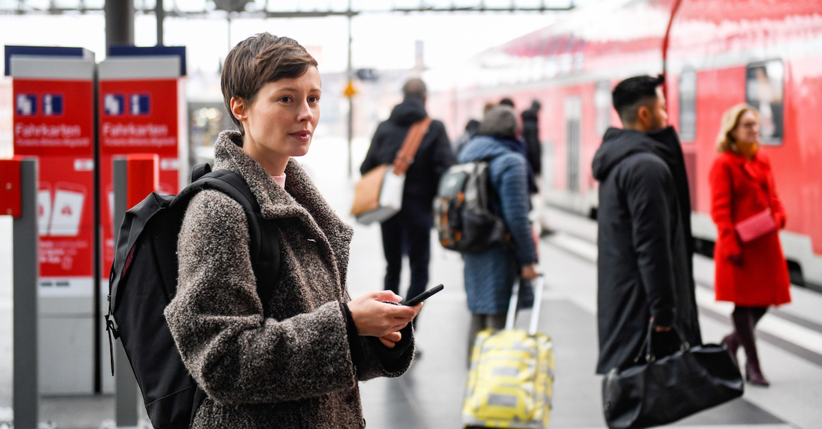 Foto: Frau auf dem Bahnsteig am Hauptbahnhof Berlin