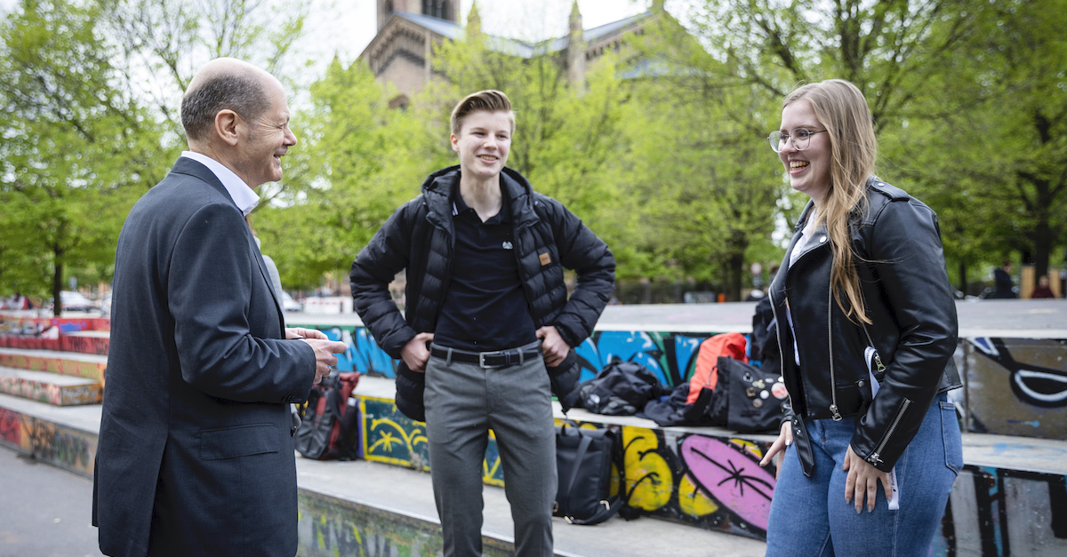 Foto: Olaf Scholz unterhält sich mit zwei jungen Menschen