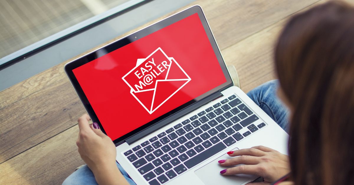 Foto: Blick von oben schräg auf eine Frau, auf deren Laptop der EasyMail angezeigt wird. 