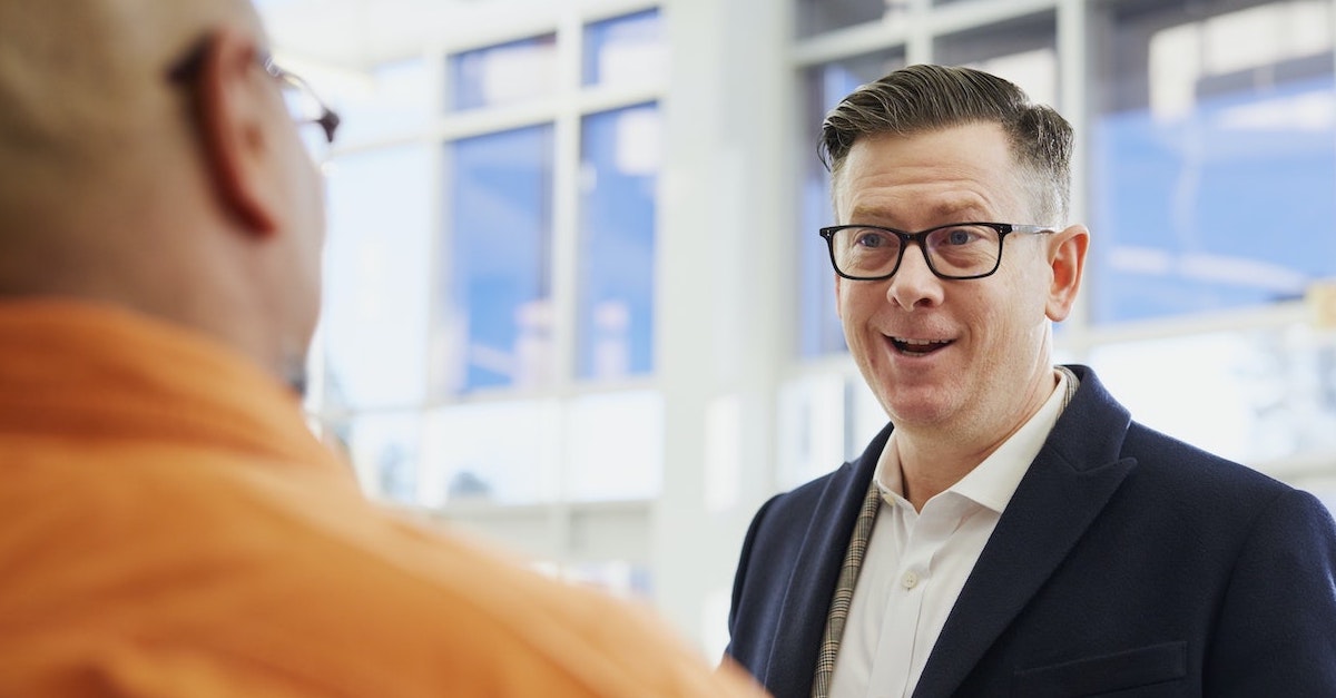Foto: Zwei Männer im Gespräch