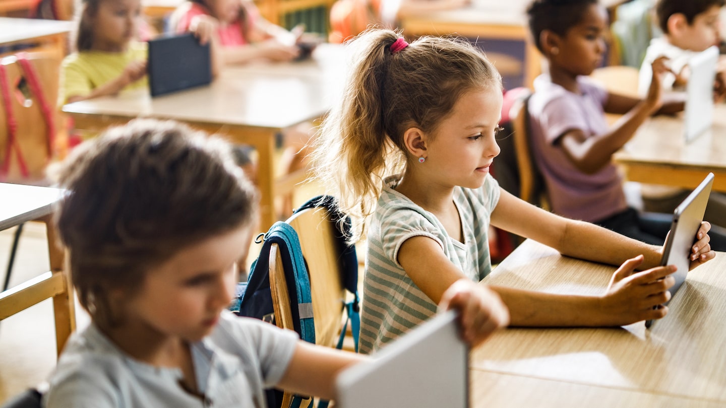 Foto: Schulkinder lernen mit Tablets