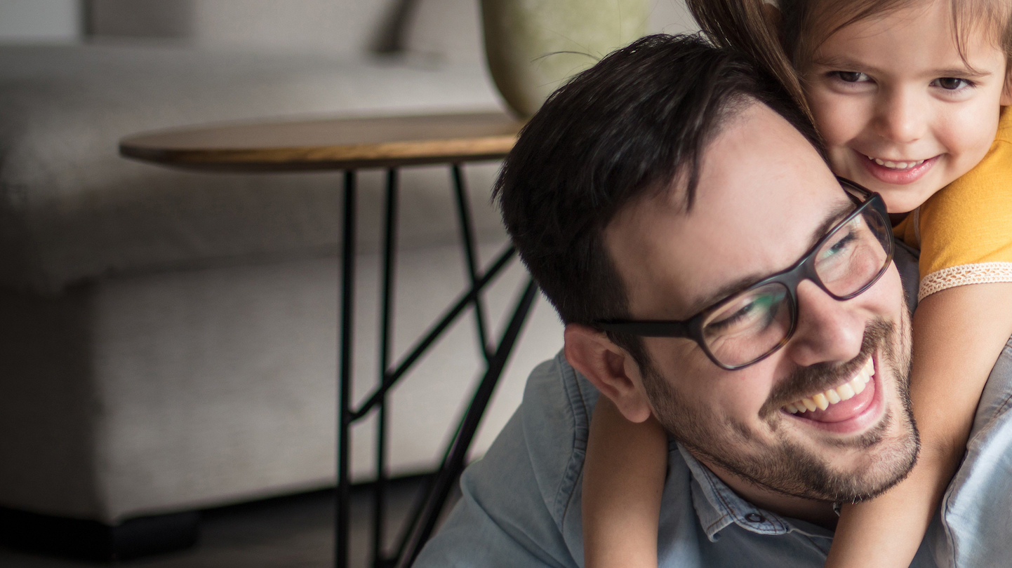 Foto: Vater spielt mit Tochter