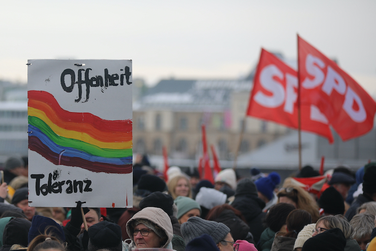 Foto: SPD-Fahnen bei Demonstration gegen Rechtsextremismus in Köln 