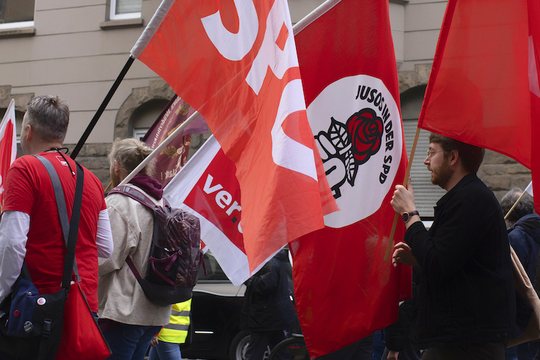 Foto: SPD-Anhänger nehmen in Duisnvurg an Maidemo teil