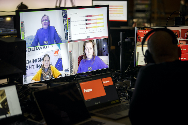 Foto: Blick auf Monitor am Regieplatz bei SPD-Veranstaltung