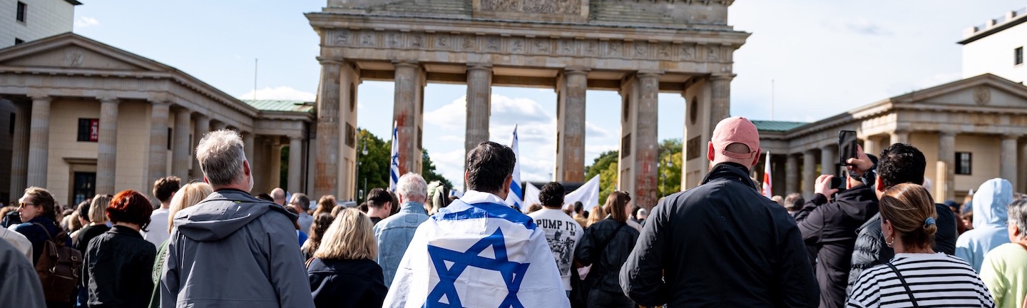 Foto: Menschen nehmen an einer Solidaritätsdemo für Israel auf dem Pariser Platz am Brandenburger Tor teil