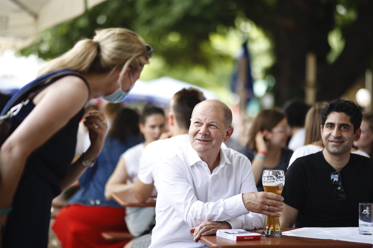 Foto: Olaf Scholz spricht im Biergarten mit SPD-Kandidierenden