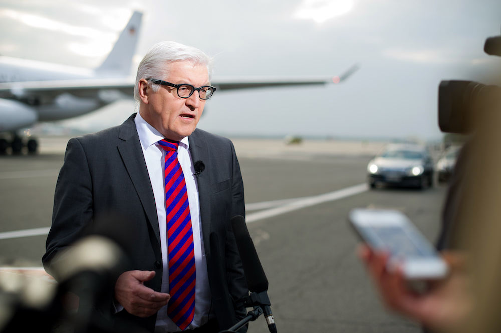 Frank-Walter Steinmeier spricht an einem Flughafen mit Pressevertretern. (Foto: dpa)