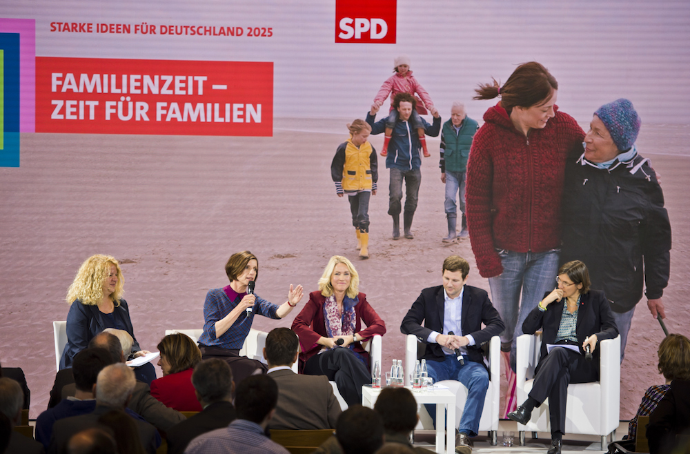 Podium: Jutta Allmendinger, Manuela Schwesig, Tobias Scholz und Christiane Benner (Foto: Michael Gottschalk / photothek.net) 