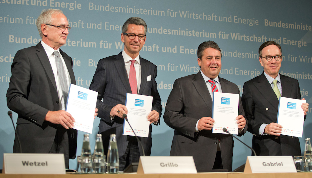 Bundeswirtschaftsminister Sigmar Gabriel (SPD) mit dem IG Metall-Vorsitzenden Detlef Wetzel (links), BDI-Präsident Ulrich Grillo (2. v.l.) und VDA-Präsident Matthias Wissmann (rechts) bei der Präsentation des Arbeitspapieres zum Bündnis "Zukunft der I