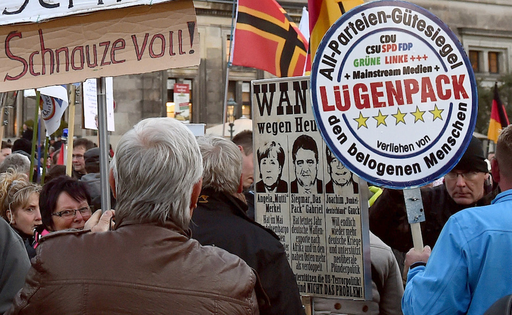 Seit einem Jahr demonstriert Pegida fast jeden Montag in Dresden. Die Parolen werden immer radikaler. (Foto: dpa)