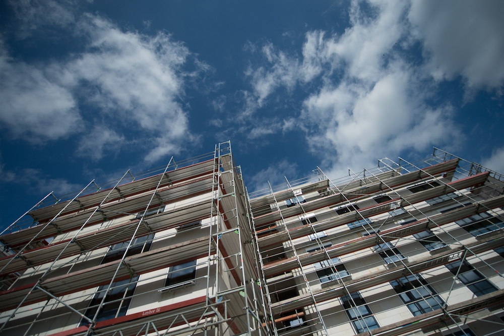 Gerüste stehen vor einem Neubau in Berlin. (Foto: dpa)