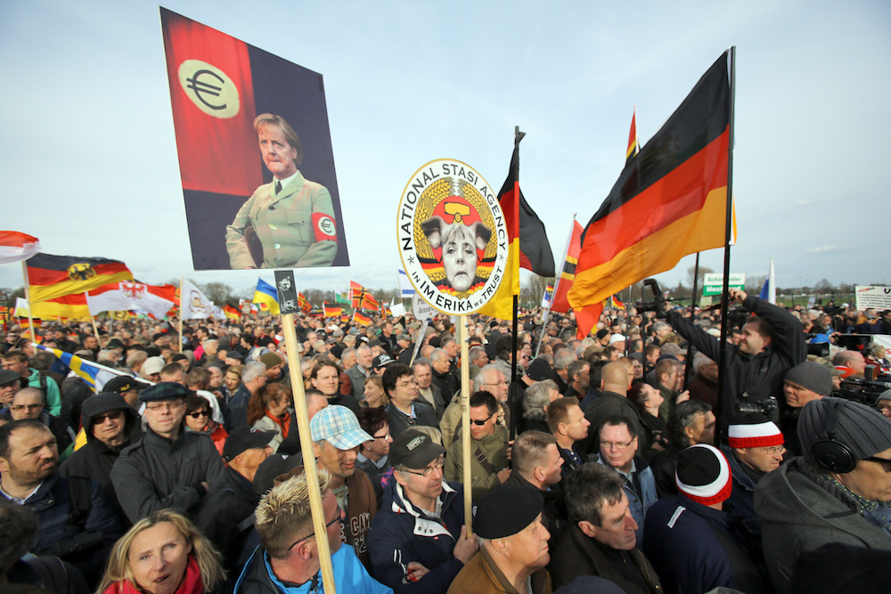 Rechte Parolen und wirre Nazi-Vergleiche auf Plakaten von Pegida in Dresden. (Foto: dpa)