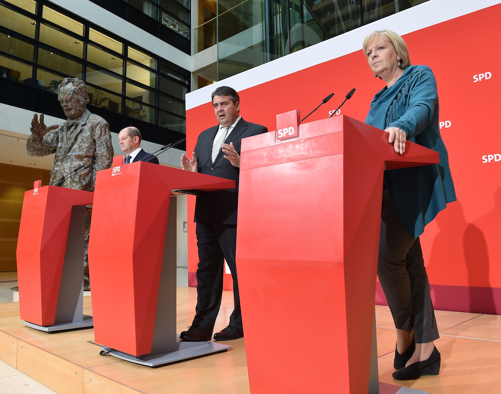 Hannelore Kraft, Sigmar Gabriel und Olaf Scholz reden im Willy-Brandt-Haus über Flüchtlinge auf dem Weg nach Deutschland. (Foto:dpa)