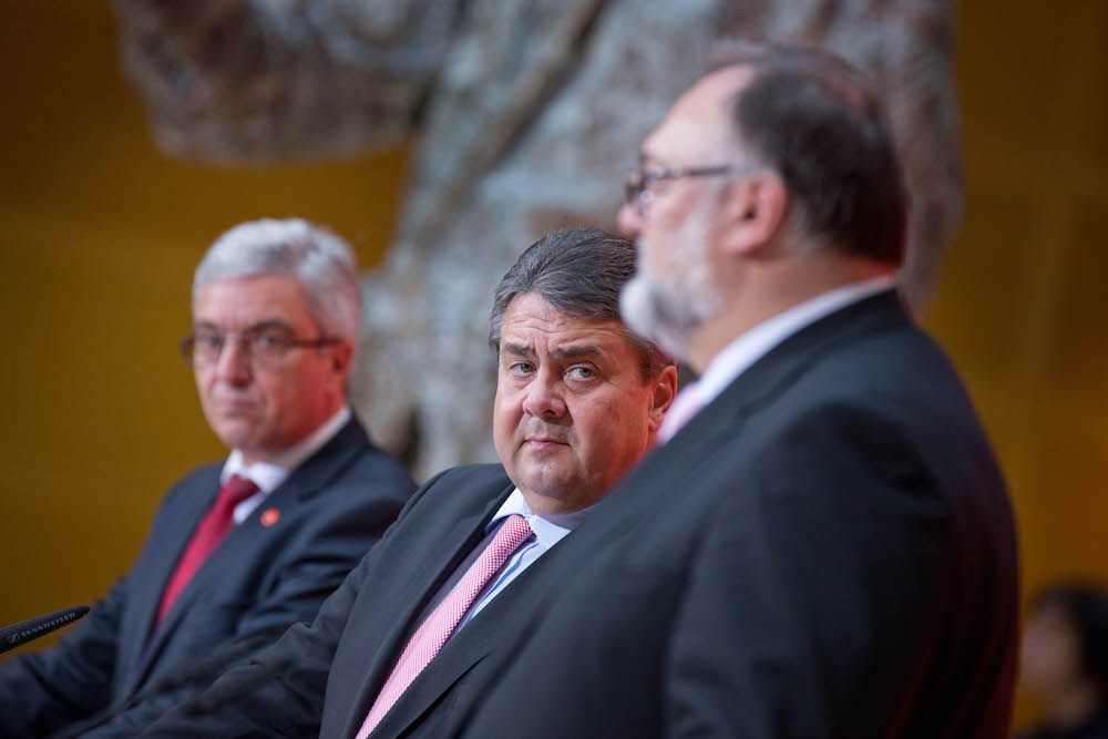 Pressekonferenz in Berlin mit Rheinland-Pfalz' Innenminister Roger Lewentz (l-r), SPD-Chef Sigmar Gabriel und Passaus Oberbürgermeister Jürgen Dupper (Foto: dpa) 