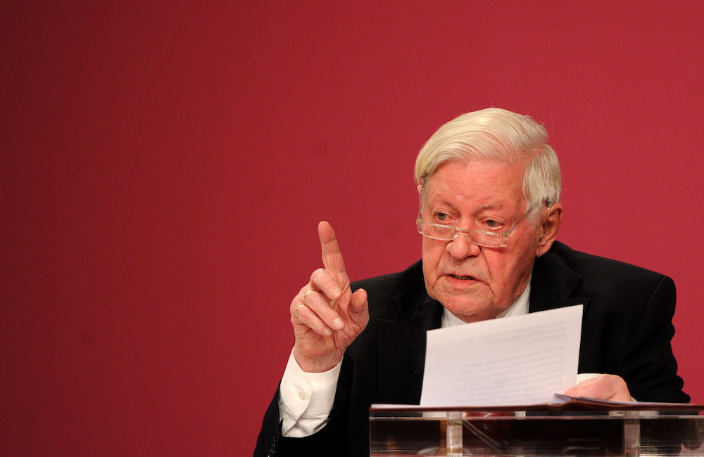 Mit erhobenem Zeigefinder: Altkanzler Helmut Schmidt 2011 beim Parteitag. (Foto: dpa)