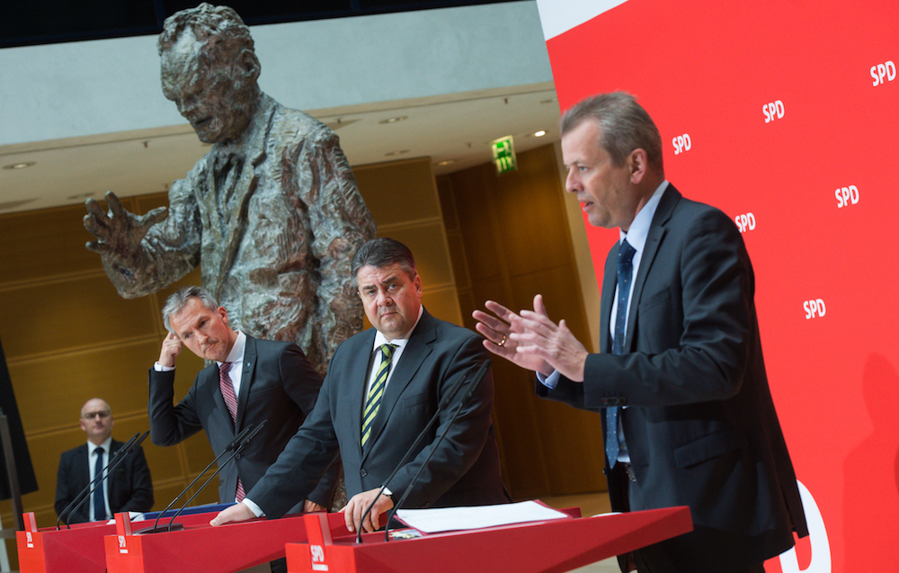 SPD-Chef Sigmar Gabriel (M), Nürnbergs OB Ulrich Maly (r) und sein Gelsenkirchener Amtsollege Frank Baranowski (l) bei einer Pressekonferenz im Willy-Brandt-Haus in Berlin. (Foto: dpa) 