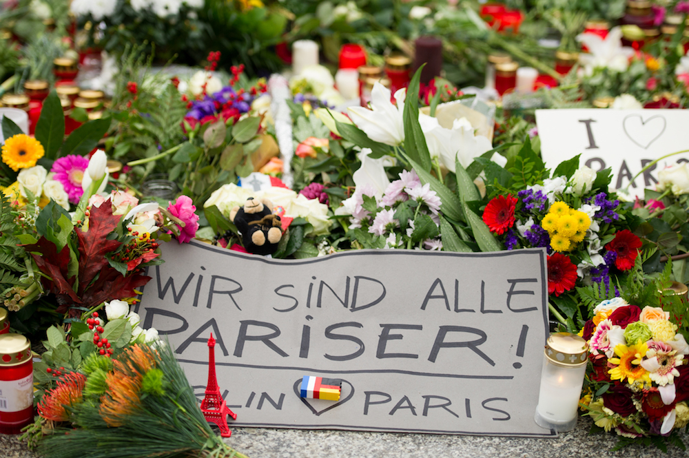 Viele Berliner Kondolieren vor der französischen Botschaft in der deutschen Hauptstadt.