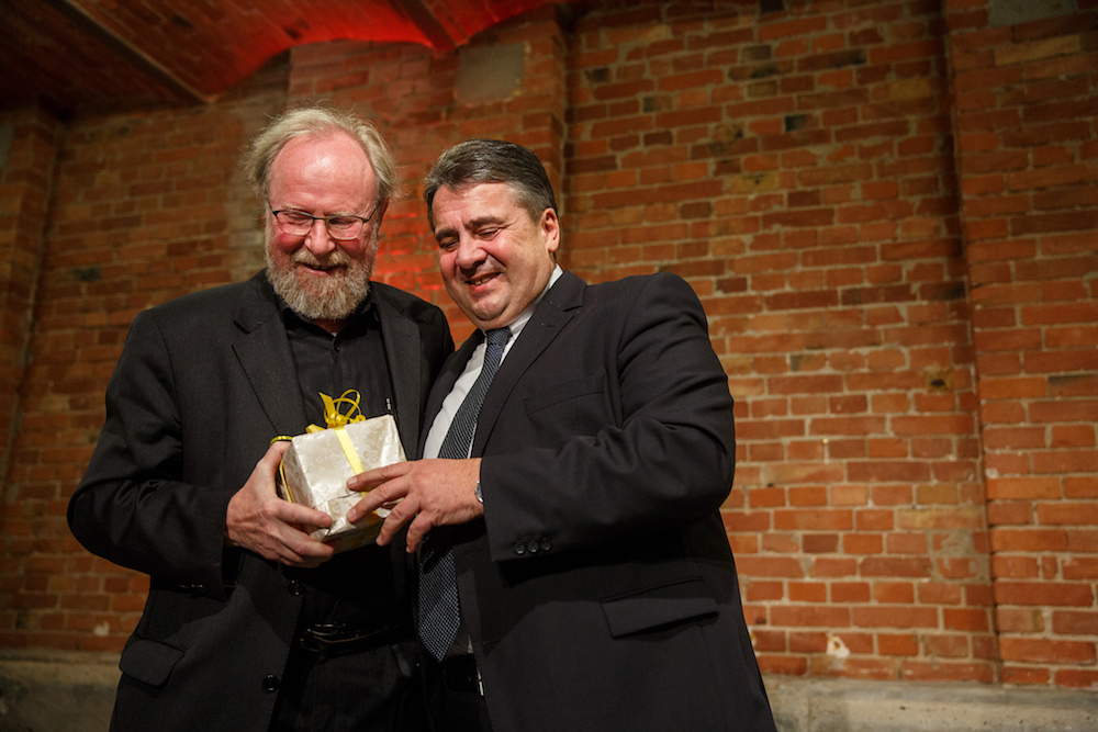 Sigmar Gabriel (r.) übergibt Wolfgang Thierse ein Geschenk (Foto: Dirk Bleicker) 