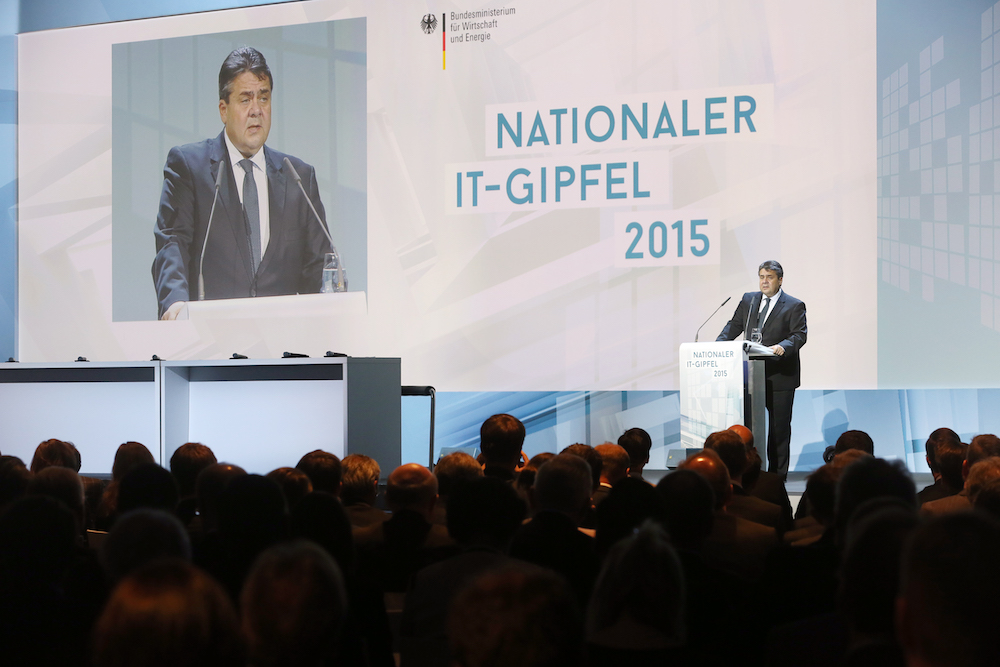 Sigmar Gabriel spricht beim IT-Gipfel in Berlin. (Foto: dpa)