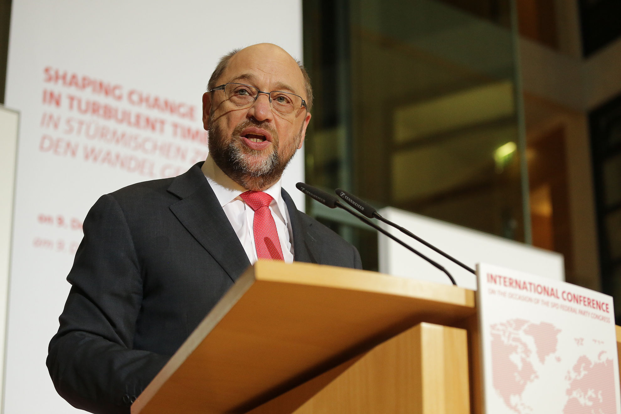 Martin Schulz spricht auf der Internationalen Konferenz der SPD